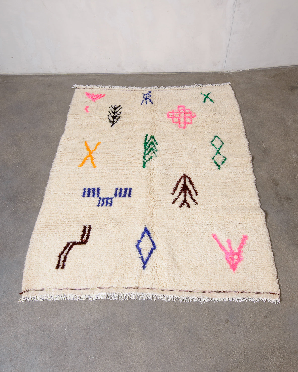 Modern designer handcrafted Berber rug from Morocco. Azilal rug with beautiful colours and patterns. Made of sheep’s wool and cotton.